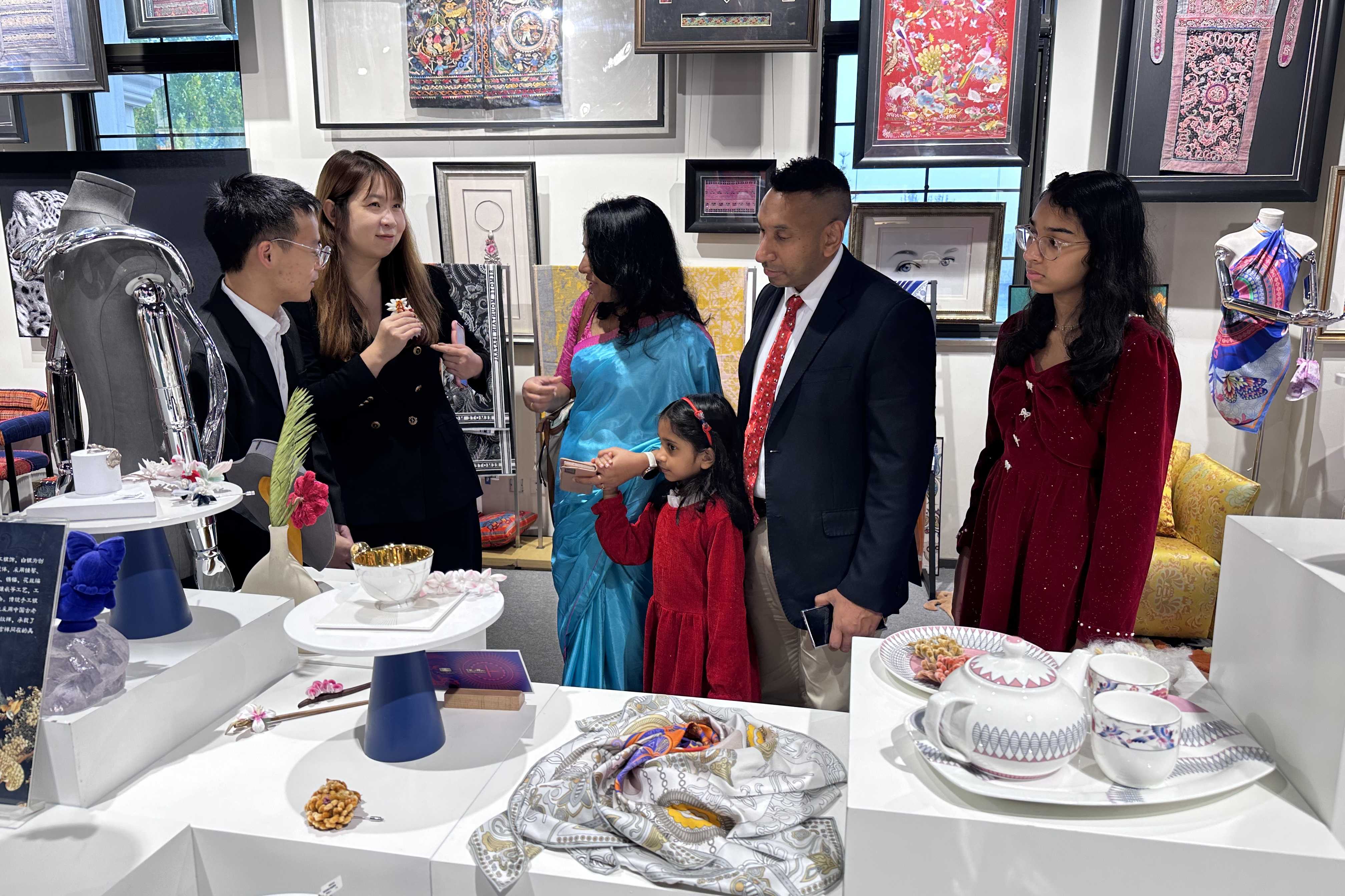 品非遗 赏灯会 驻华使节点赞北京发展活力与文化魅力