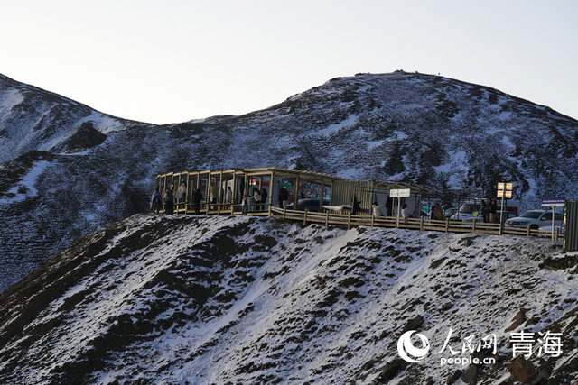 在拉脊山巅邂逅雪山日出