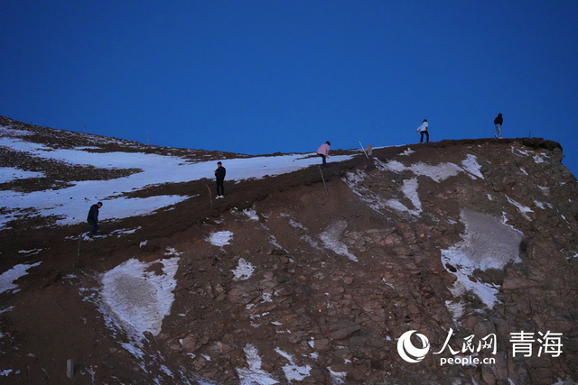 在拉脊山巅邂逅雪山日出