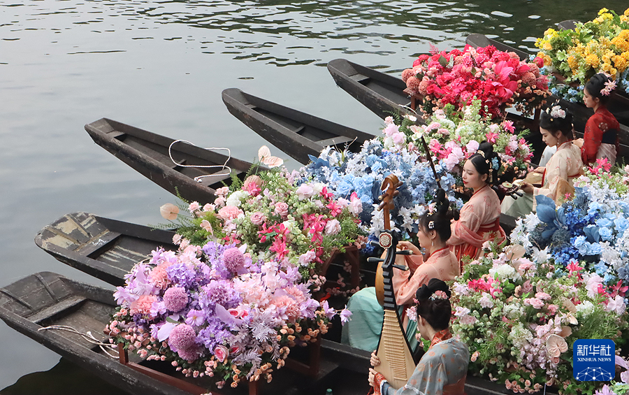 “年花来啦！”羊城水上花墟带你游花海