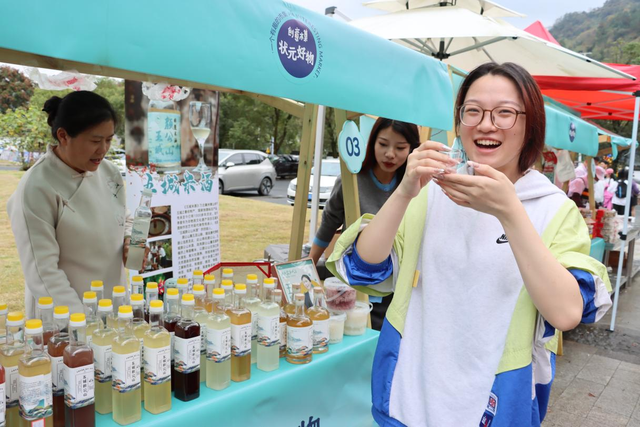 黄山市休宁县：品美食赏花灯 学非遗逛小镇