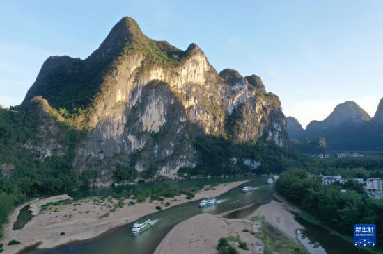 广西桂林：江作青罗带 山如碧玉篸