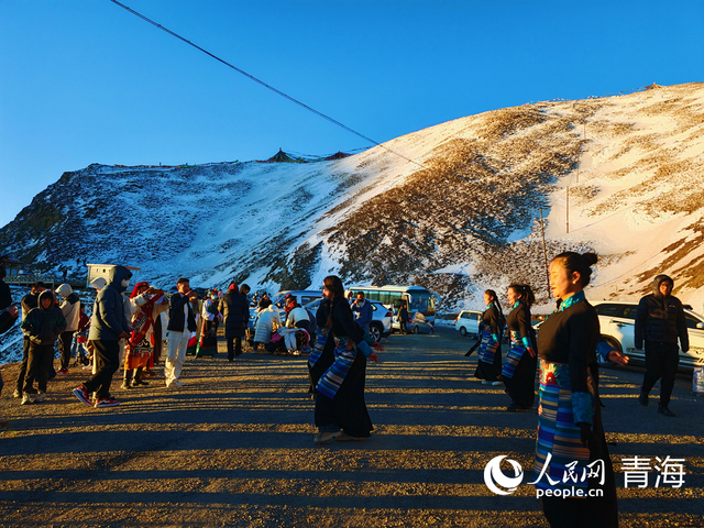 在拉脊山巅邂逅雪山日出