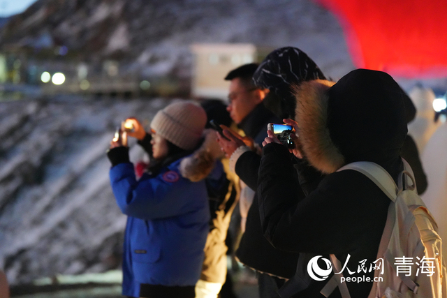 在拉脊山巅邂逅雪山日出