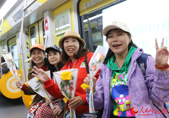 昆明开行银杏鲜花地铁专列