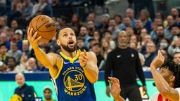 NBA常规赛：勇士胜开拓者