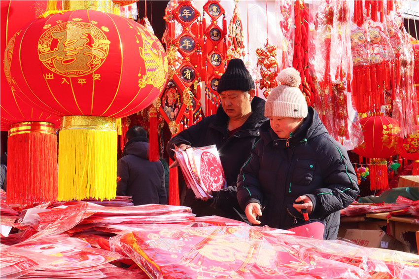 南阳市卧龙区：春节临近 年货市场“热”起来