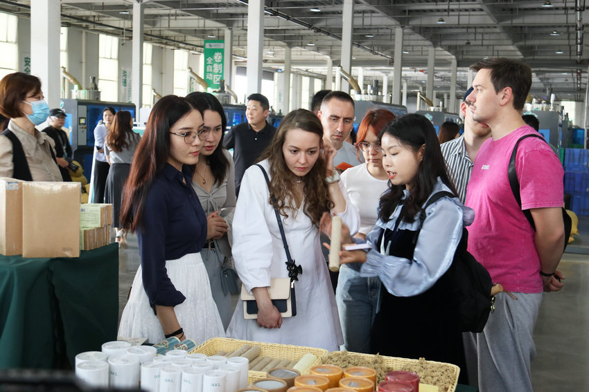 外國留學生在南陽開啟中醫(yī)藥文化之旅