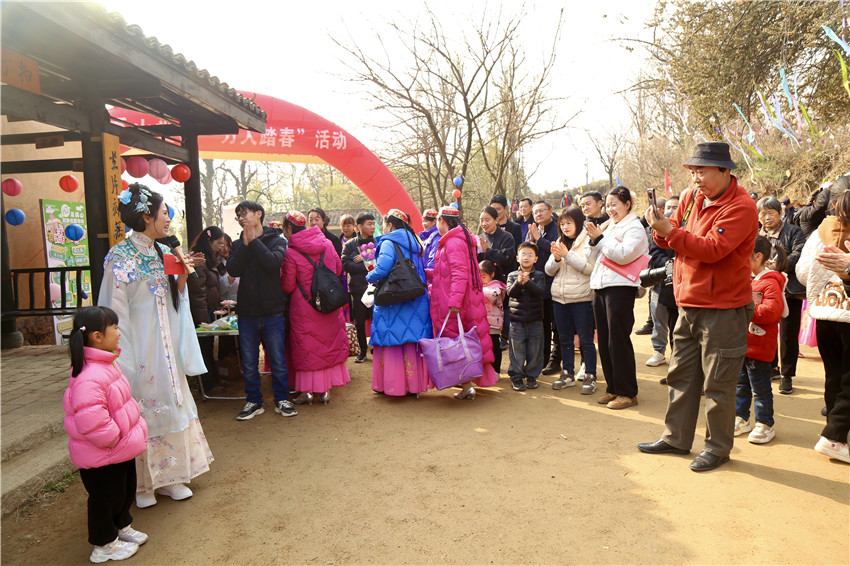 信阳市新县：香山赏樱正当时 共赴春日浪漫之约_fororder_诗词问答活动吸引了游客积极参与（王丽君 摄）