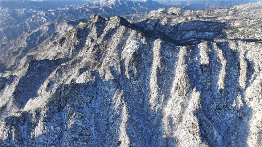 平顶山市鲁山县：初雪云海成诗画 尧山盛景醉赏客