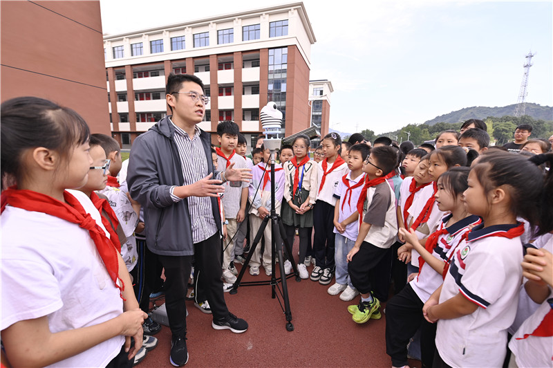 信阳市新县：探秘气象世界 播种科学梦想