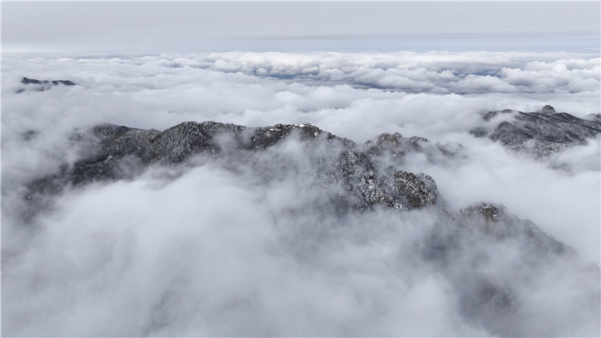 平顶山市鲁山县：初雪云海成诗画 尧山盛景醉赏客