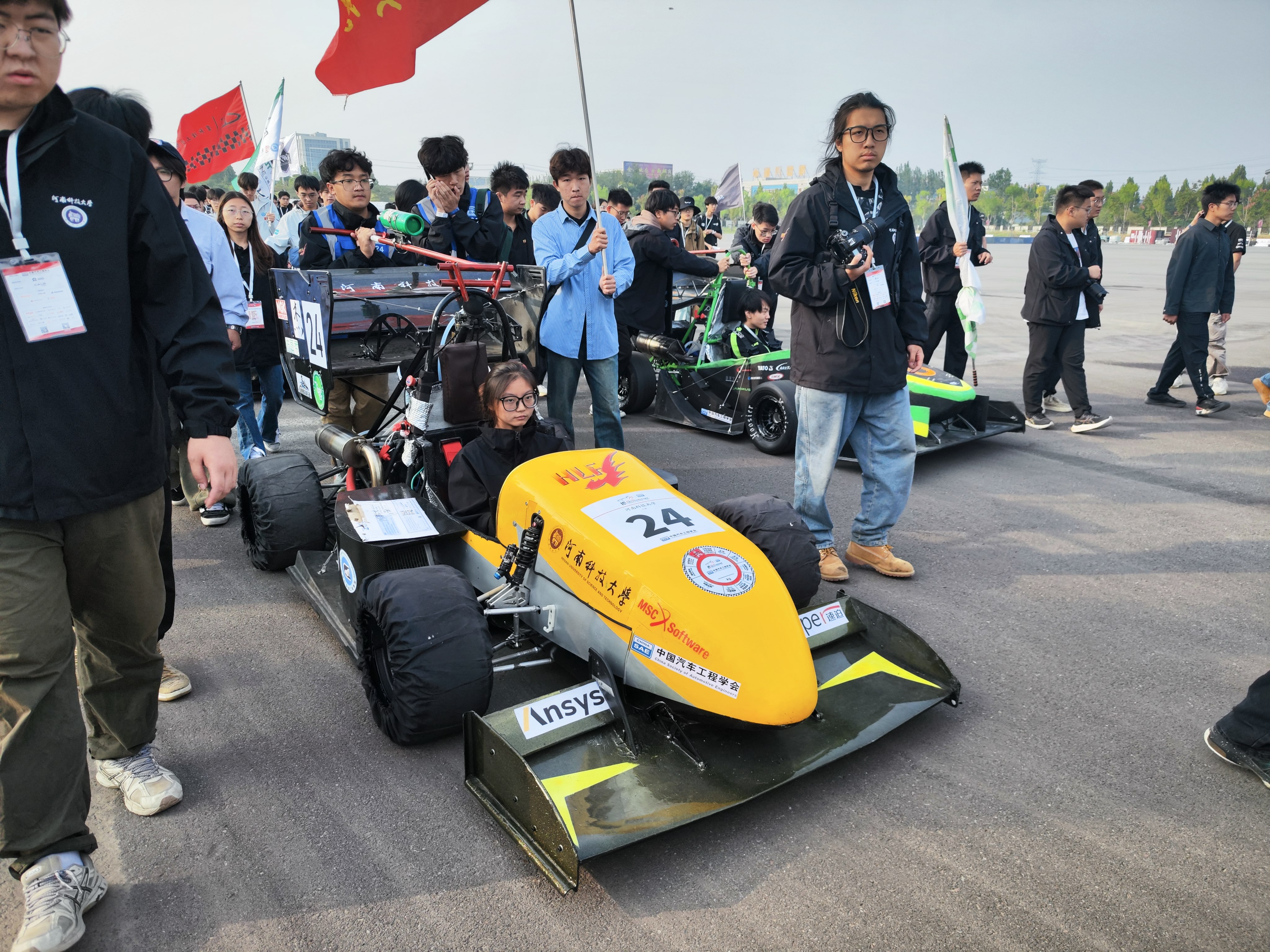 “学生造赛车”竞速郑州 中国大学生方程式汽车大赛首次来豫