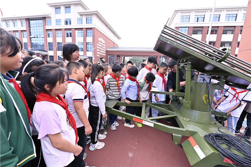 信阳市新县：探秘气象世界 播种科学梦想