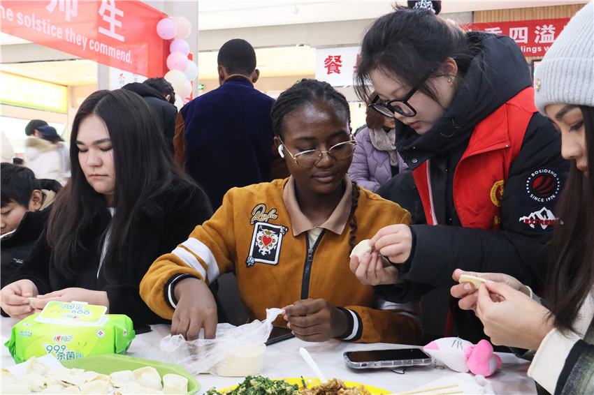 河南南阳：中外师生品饺子迎冬至