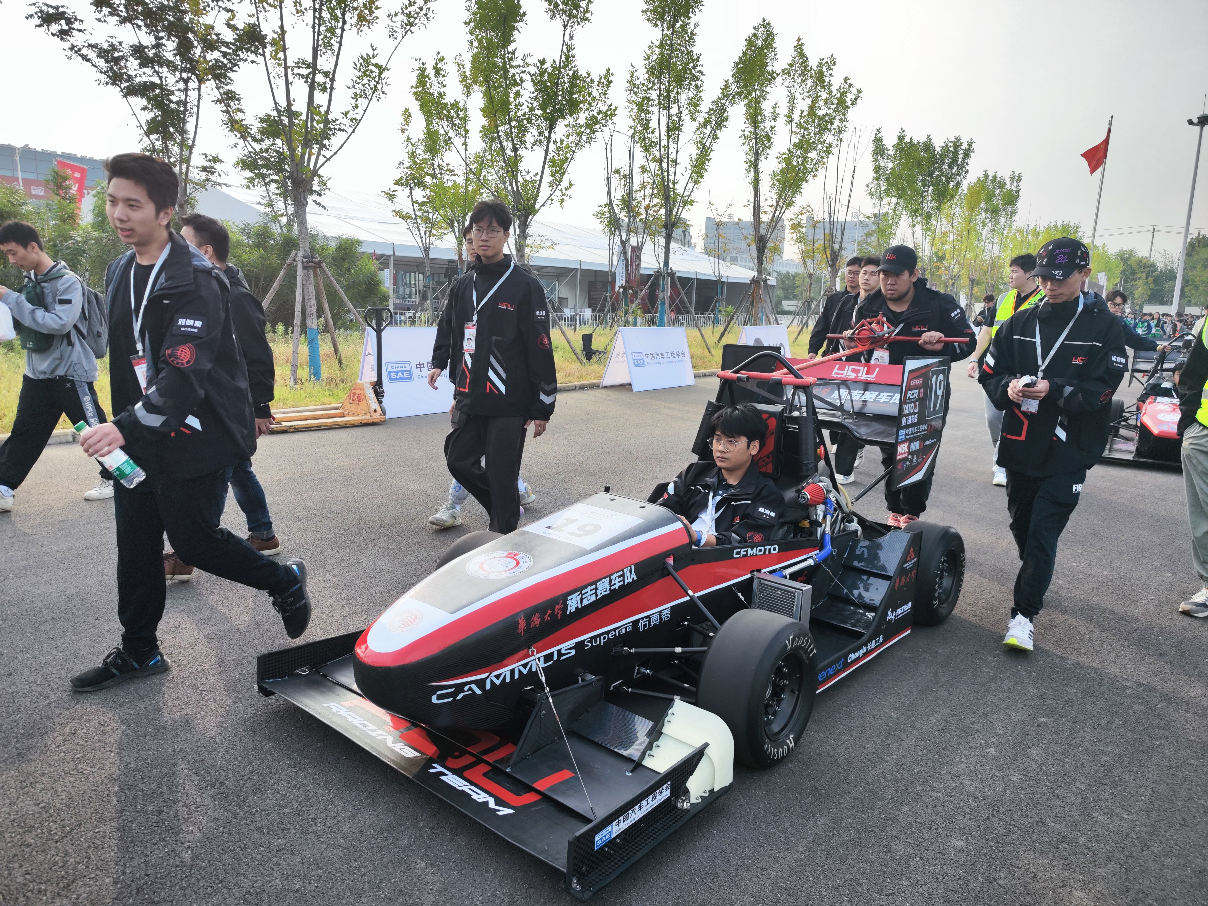 “学生造赛车”竞速郑州 中国大学生方程式汽车大赛首次来豫