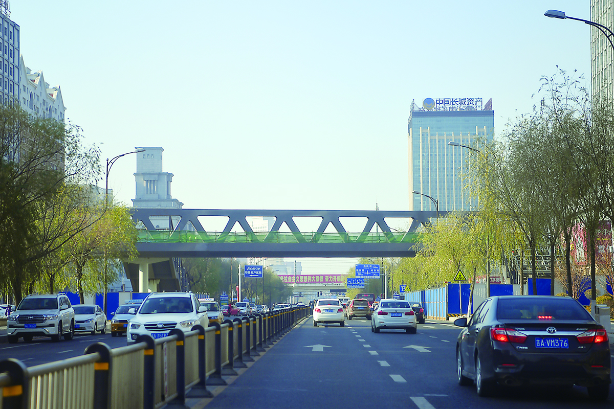 长春市中日联谊医院和北方市场门前建人行天桥