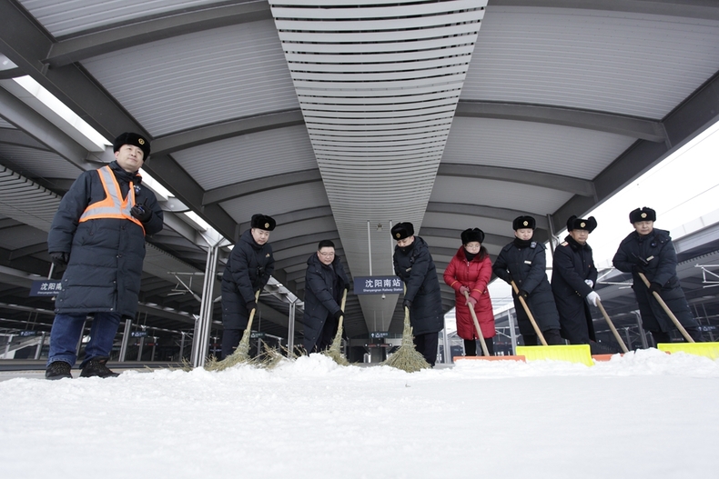 中国铁路沈阳局集团有限公司职工浴“雪”奋战畅通春运路