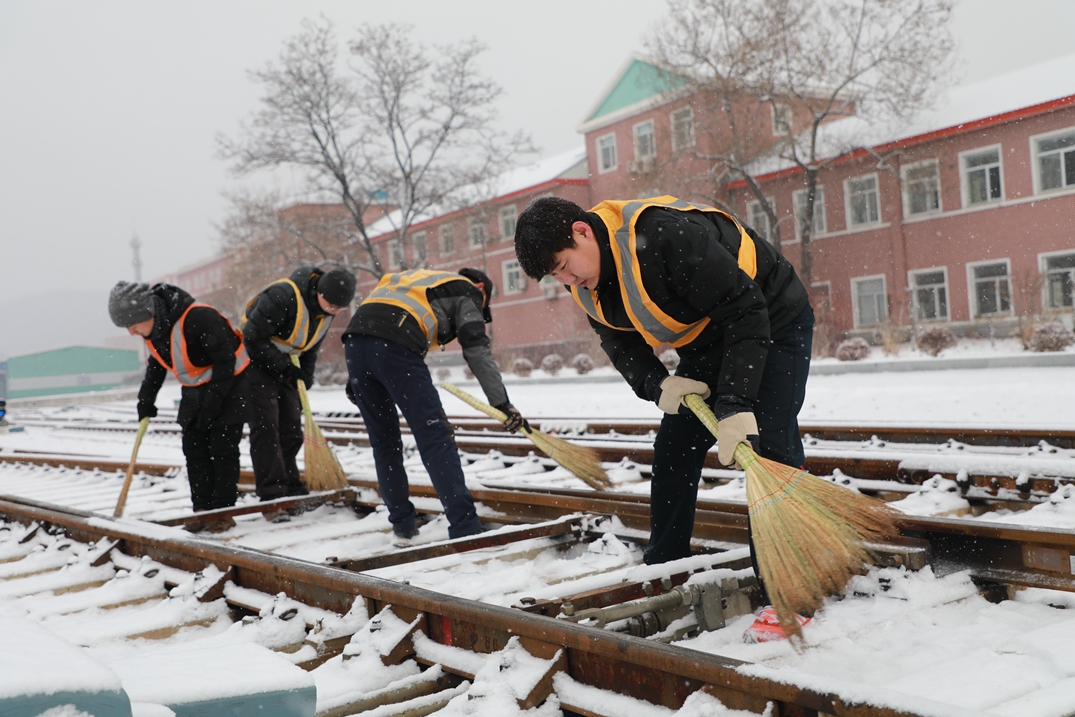 中国铁路沈阳局集团有限公司职工浴“雪”奋战畅通春运路