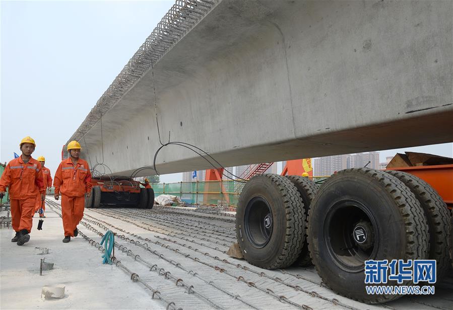 【焦点图 显示图在稿件最下方】陕西省首条城际铁路开始架梁