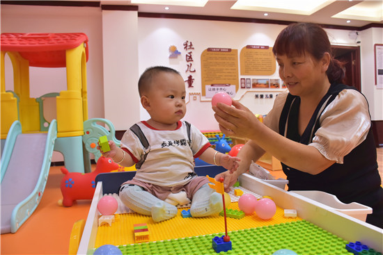 【河南在线】河南省灵宝市城关镇：“延时服务”温暖开启 便民利民情满社区_fororder_社区居民带着孩子在文化活动室玩耍。 摄影 李冬冬.JPG