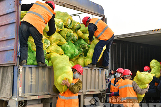 千里援鄂 桂在行动 广西捐赠湖北果蔬冷链首发专列发车