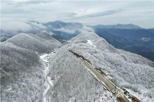 湖北保康：雪后山村美如画