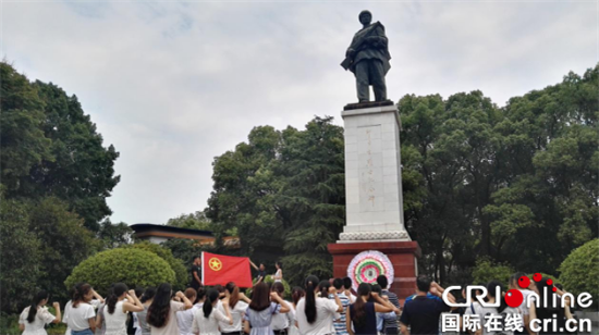 已过审【区县联动】铜梁区开展祭扫烈士墓活动【区县联动】铜梁区开展祭扫烈士墓活动