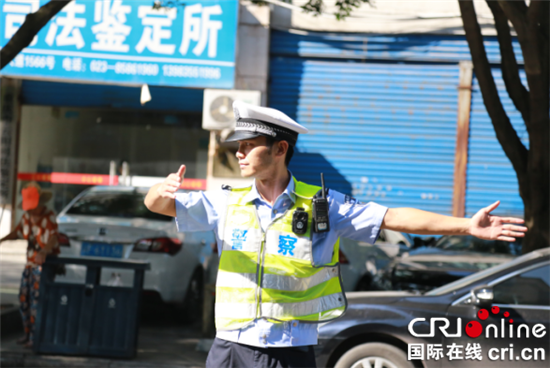 已过审【区县联动】战高温 警服蓝——高温“烤”验下的坚守【区县联动】战高温 警服蓝 高温“烤”验下的坚守