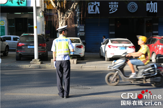 已过审【区县联动】战高温 警服蓝——高温“烤”验下的坚守【区县联动】战高温 警服蓝 高温“烤”验下的坚守