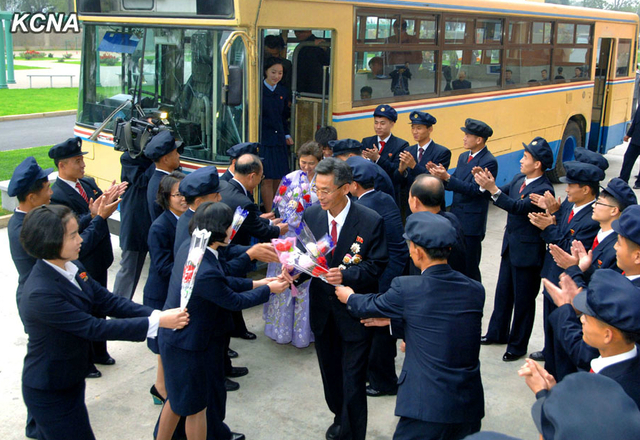 朝鲜教师住进高楼公寓 金正恩赠予住房证(组图)