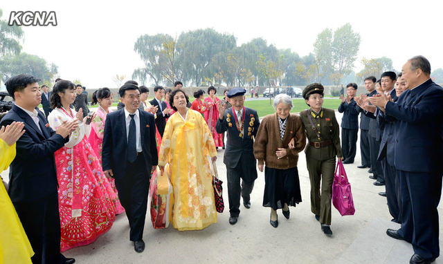 朝鲜教师住进高楼公寓 金正恩赠予住房证(组图)