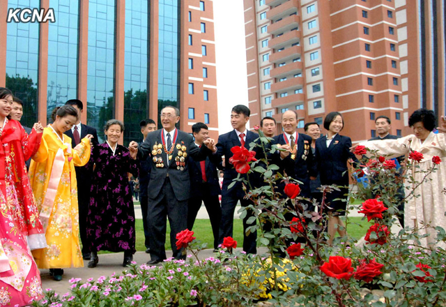 朝鲜教师住进高楼公寓 金正恩赠予住房证(组图)