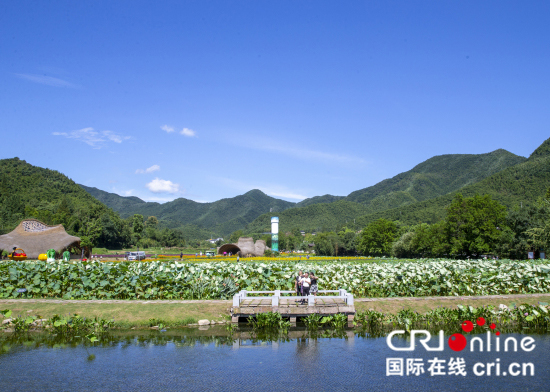 图片报道：余村今昔_fororder_02今日余村村民绿水青山间徜徉（夏鹏飞摄） 拷贝