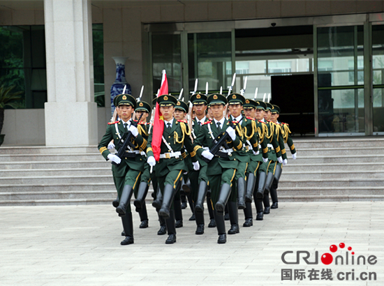 武警滨州支队隆重庆祝建军90周年_fororder_礼兵走向升旗台.JPG