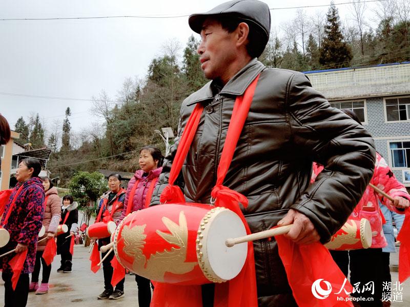 湖北鹤峰：“敲”出农村新生活