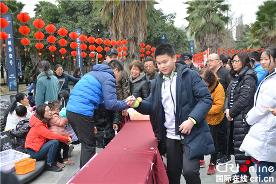 【CRI专稿 列表】体验民俗迎元宵 重庆两江新区棕榈泉举办新春游园会