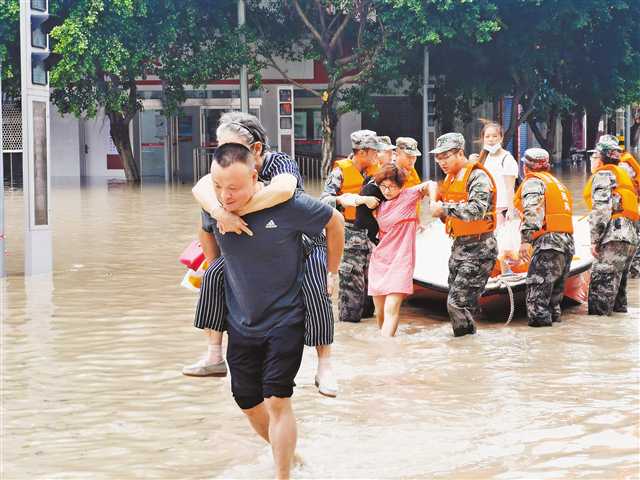 他们在抗洪一线筑起“坚固堤坝”