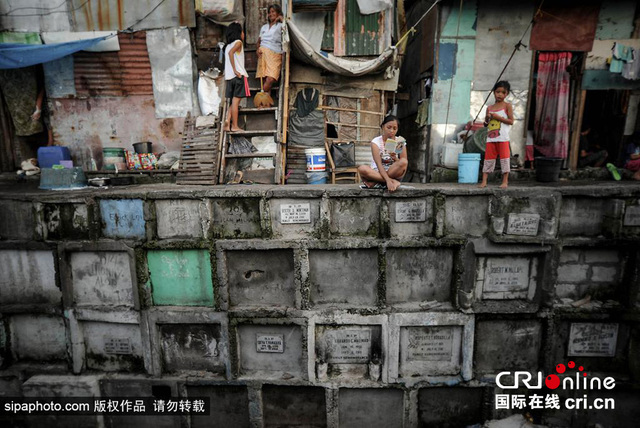 实拍菲律宾墓地贫民窟 坟墓旁居住玩耍与逝者为伴