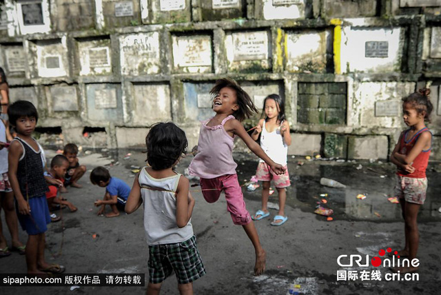 实拍菲律宾墓地贫民窟 坟墓旁居住玩耍与逝者为伴