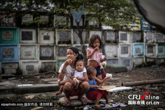 实拍菲律宾墓地贫民窟 坟墓旁居住玩耍与逝者为伴