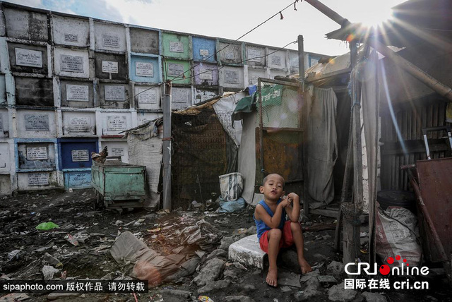 实拍菲律宾墓地贫民窟 坟墓旁居住玩耍与逝者为伴