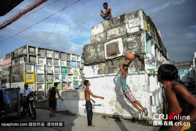 实拍菲律宾墓地贫民窟 坟墓旁居住玩耍与逝者为伴