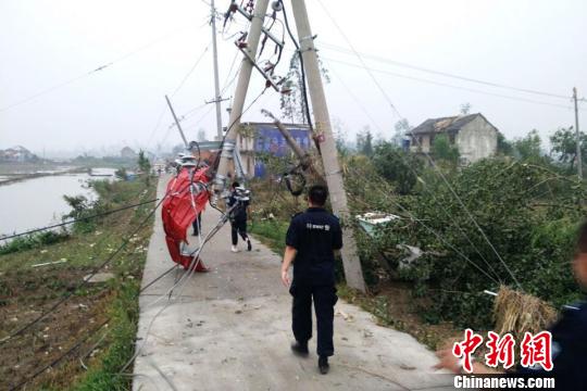 盐城遭遇特大暴雨龙卷风 12级旋风袭击“踏平”城镇