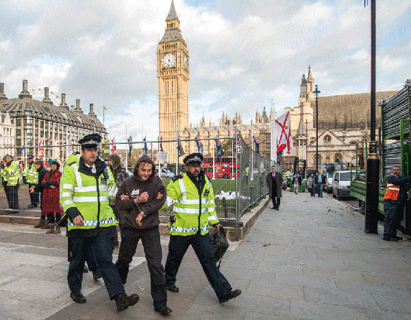 英国民众伦敦街头抗议民主失效 英美媒体集体失声(图)