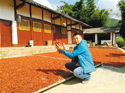 【三秦大地 西安】一口气为全家10口人迁户口 重庆厨师实现“西安梦”