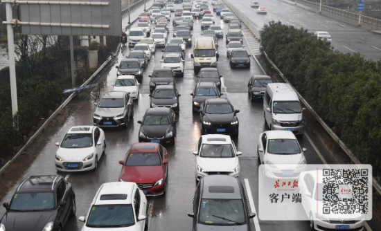 因路面结冰湖北省内多条高速部分封闭