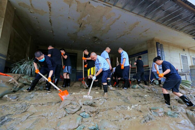 （有修改）【B】派出所洪水中“消失” 重庆民警仍“站岗”不停歇