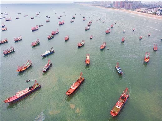 南海伏季休渔结束  渔船浩浩荡荡驶离港口开始捕捞