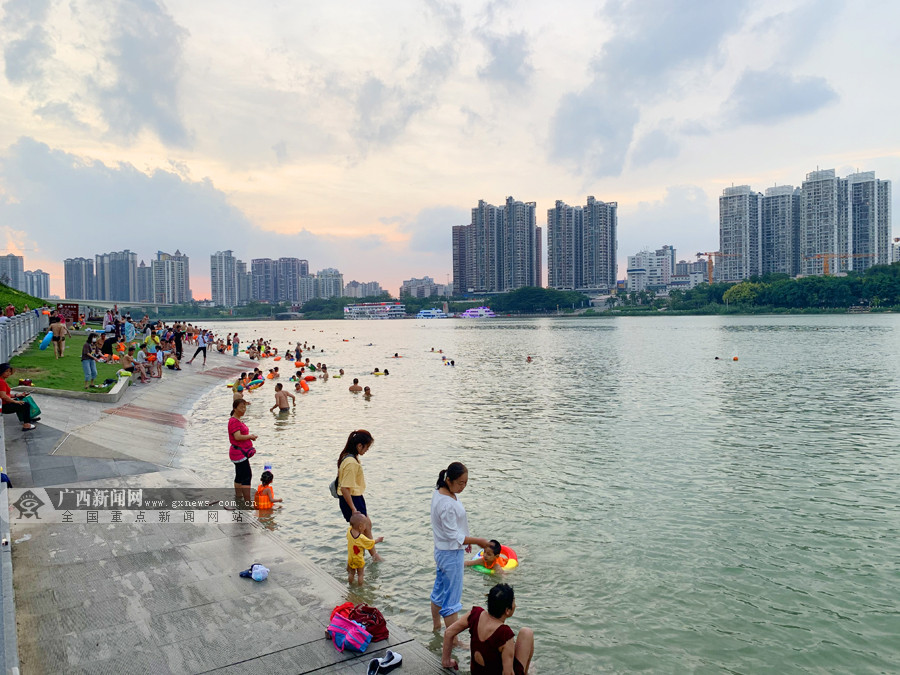 酷热难耐 南宁市民防晒神器避暑妙招五花八门(图)